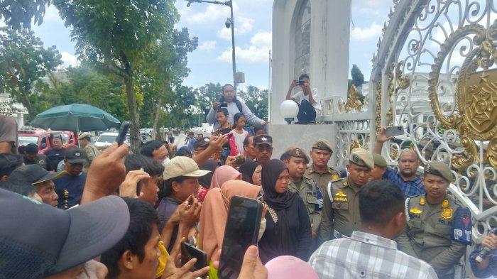 GERUDUK-KANTOR-GUBSU-Demo-Kantor-Gubernur-Sumut-saat-Bobby