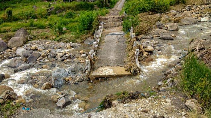 jembatan-penyebrangan-orang-di-desa-paropo-i-rusak-parah-usai-diterjang-banjir-bandang