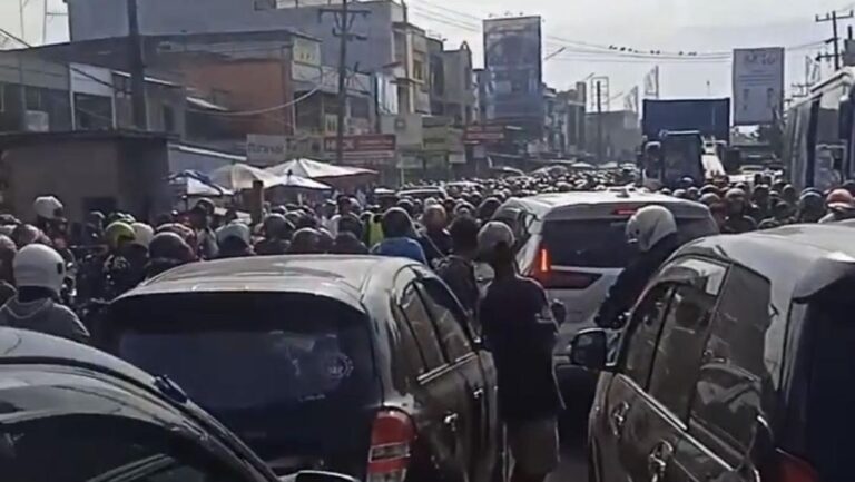 pengendara-terjebak-macet-parah-di-kampung-lalang-foto-istimewa_169