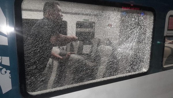 kaca-jendela-kereta-api-tujuan-kualanamu-medan-retak-usai-dilempar-batu-istimewa-1746513582249_169