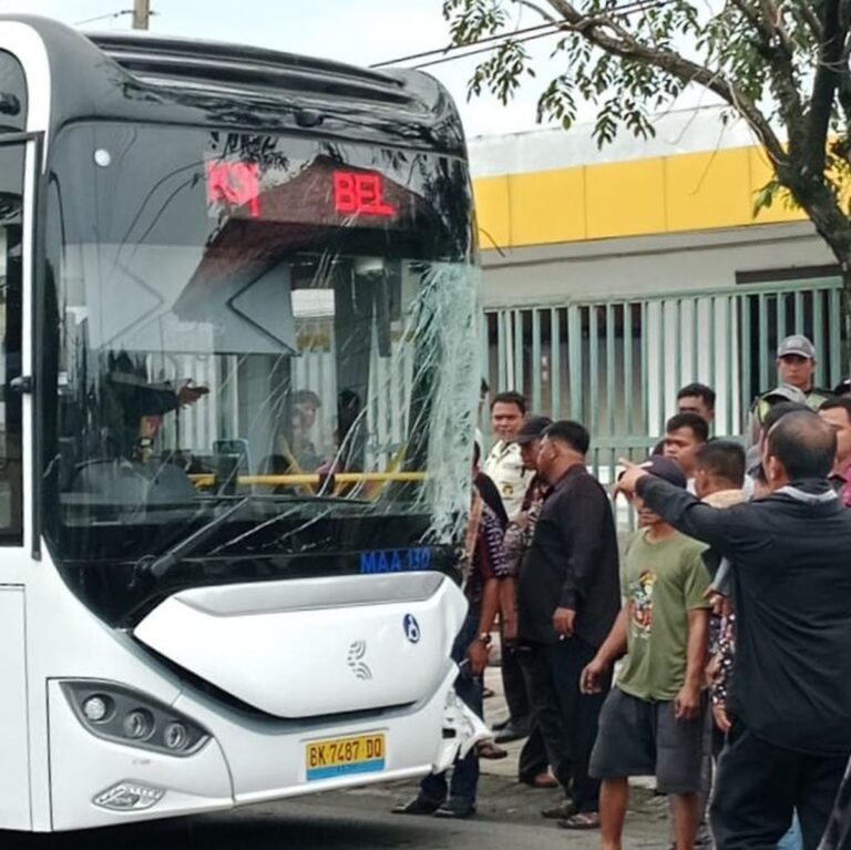 kondisi-mobil-listrik-yang-menabrak-mobil-pribadi-istimewa_11