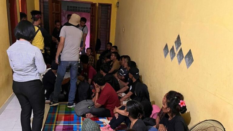 petugas-polda-sumut-saat-menggerebek-rumah-penampungan-calon-pmi-ilegal-dok-polda-sumut-1747535886075_169