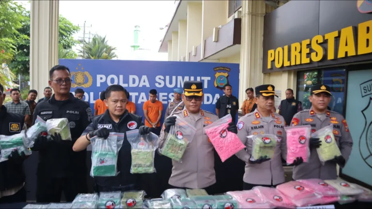 685ebcc7df864-konfrensi-pers-kasus-narkoba-di-polrestabes-medan_medan