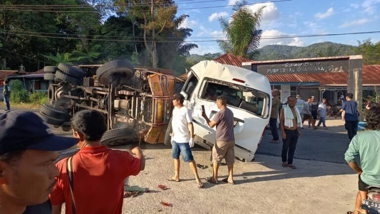 truk-yang-menabrak-lima-mobil-di-taput-foto-dok-polres-taput-1748837341799_169