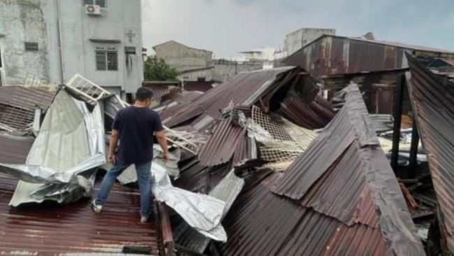 penampakan-rumah-warga-yang-rusak-akibat-angin-kencang-dan-pohon-tumbang-di-kota-medan-foto-dok-bpbd-1751203473616_169
