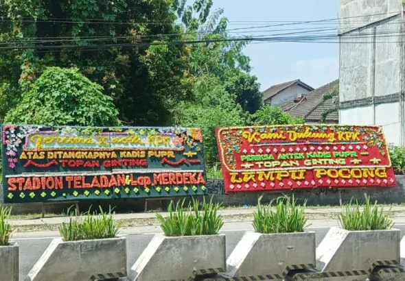 warga_medan_ramairamai_kirim_papan_bunga_untuk_topan_ginting_2025-06-30_13-37-00_8990