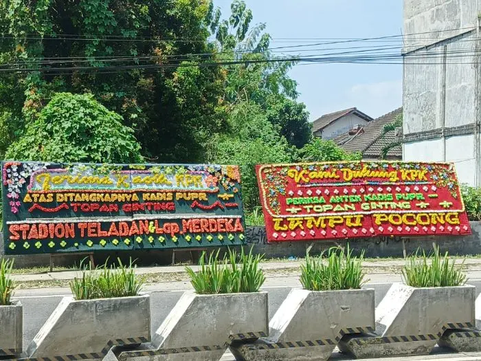 warga_medan_ramairamai_kirim_papan_bunga_untuk_topan_ginting_2025-06-30_13-37-00_8990