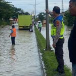 penampakan-banjir-penyebab-macet-di-depan-mapolda-sumut-foto-dok-satlantas-polrestabes-medan-1760262715569_169