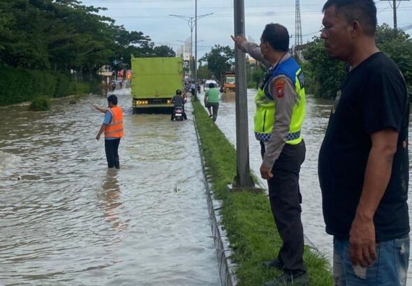 penampakan-banjir-penyebab-macet-di-depan-mapolda-sumut-foto-dok-satlantas-polrestabes-medan-1760262715569_169