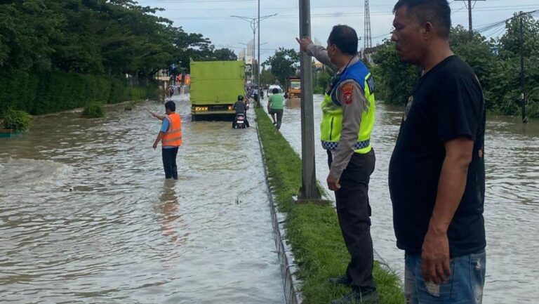penampakan-banjir-penyebab-macet-di-depan-mapolda-sumut-foto-dok-satlantas-polrestabes-medan-1760262715569_169