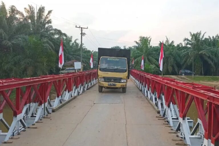 jembatan_bailey_yang_menghubungkan_desa_besilam