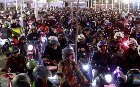 pemudik-membeli-tiket-online-di-kawasan-cilegon-banten-sabtu-293-cnbc-indonesiamuhamad-sabki-1743200389993_169