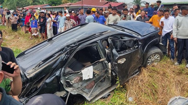 penampakan-mobil-tertabrak-kereta-api-di-asahan-foto-dok-polres-asahan-1771210635762_169