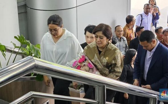 menteri-komunikasi-dan-digital-meutya-hafid-disambut-saat-tiba-di-gedung-menkominfo-jakarta-senin-21102024-2_169