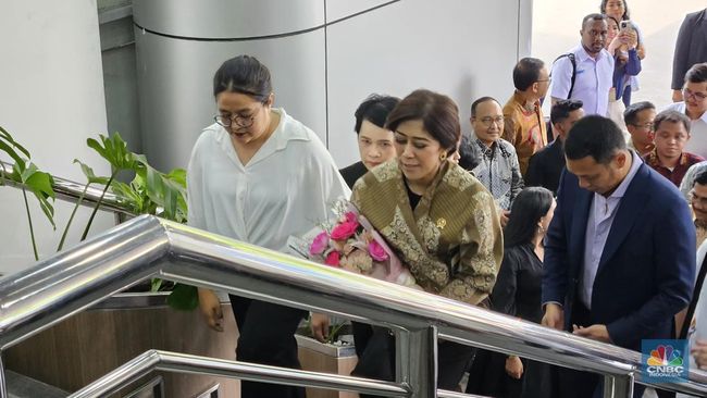 menteri-komunikasi-dan-digital-meutya-hafid-disambut-saat-tiba-di-gedung-menkominfo-jakarta-senin-21102024-2_169