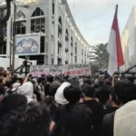 Mahasiswa-Universitas-HKBP-Nomensen-Medan-menggelar-aksi-di-depan-111