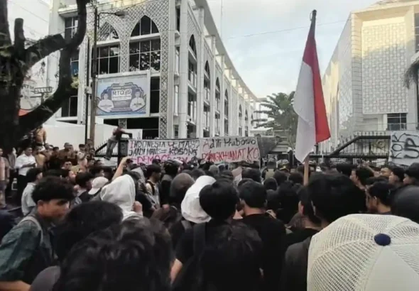 Mahasiswa-Universitas-HKBP-Nomensen-Medan-menggelar-aksi-di-depan-111