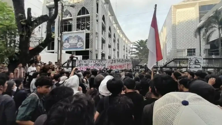 Mahasiswa-Universitas-HKBP-Nomensen-Medan-menggelar-aksi-di-depan-111