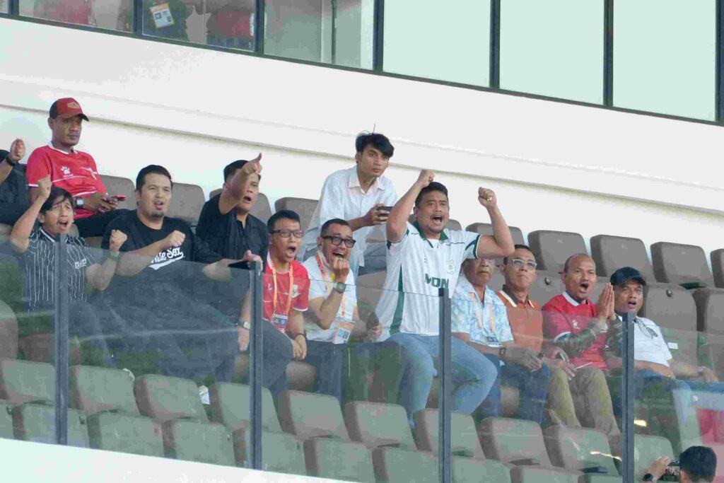 bobby-nonton-bola-1024x683.jpg