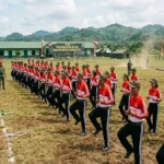 ilustrasi-para-peserta-manajer-koperasi-merah-putih-saat-mengikuti-pelatihan-dasar-militer-di-sebuah-lapangan-ilustrasi-ai-Q8ZDa