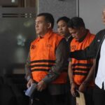 wakil-menteri-imigrasi-dan-pemasyarakatan-wamen-imipas-silmy-karim-tampak-mengenakan-rompi-tahanan-berwarna-oranye-saat-berada-1780542696403