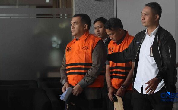 wakil-menteri-imigrasi-dan-pemasyarakatan-wamen-imipas-silmy-karim-tampak-mengenakan-rompi-tahanan-berwarna-oranye-saat-berada-1780542696403
