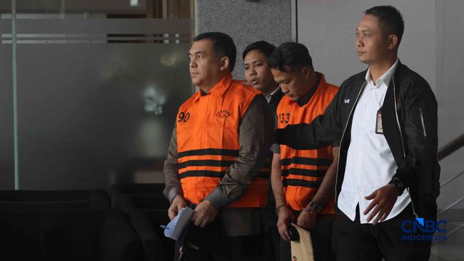 wakil-menteri-imigrasi-dan-pemasyarakatan-wamen-imipas-silmy-karim-tampak-mengenakan-rompi-tahanan-berwarna-oranye-saat-berada-1780542696403
