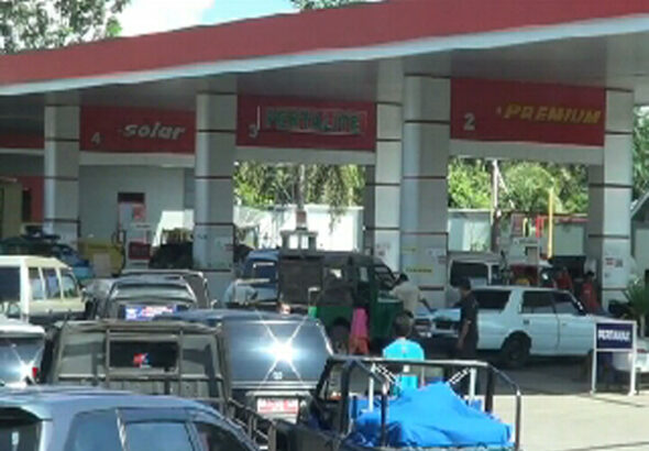 14062017131129ANDIKA-130617-DINILAI-LEBIH-MURAH,-MASYARAKAT-PASAMAN-BARAT-BEREBUT-PREMIUM-HINGGA-TERJADI-ANTRIAN-PANJANG