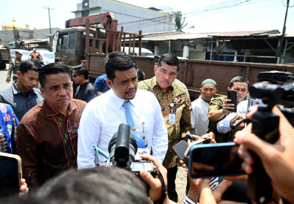 Gubernur_tinjau_Jalan_rusak_di_Helvetia-Marelan-6.jpg_1