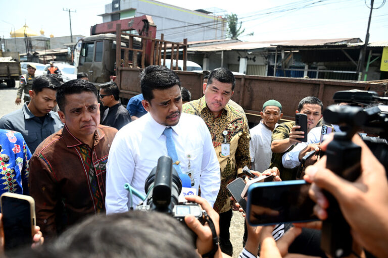 Gubernur_tinjau_Jalan_rusak_di_Helvetia-Marelan-6.jpg_1
